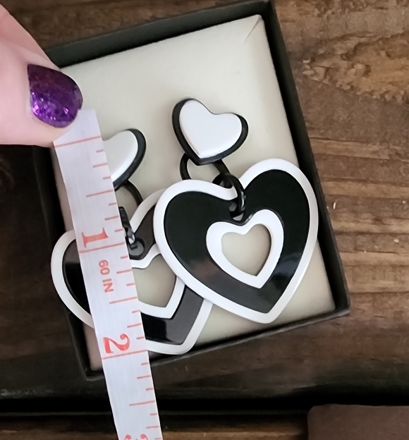 Black and White Heart Earrings - Picture 2 of 5